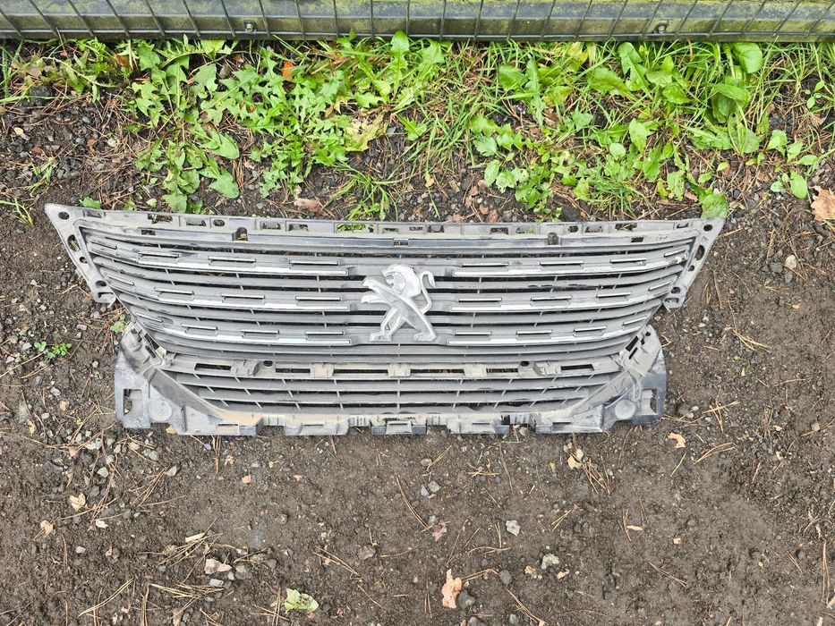 Peugeot 5008 II grill oryginał ładny