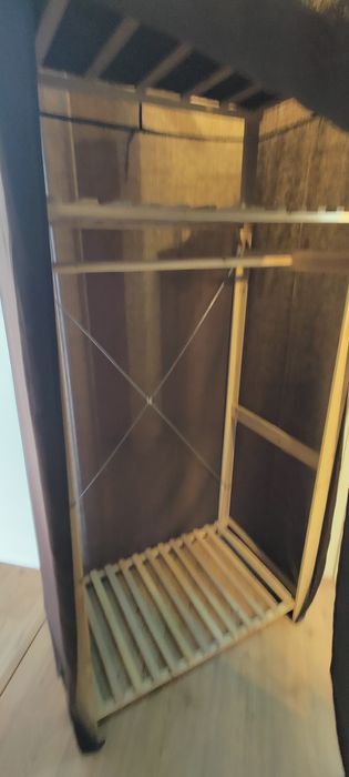 Estante madeira com varão para roupas