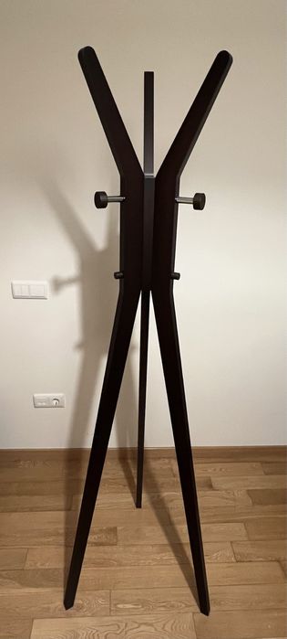 Cabide de chão em madeira castanha, loja do gato preto