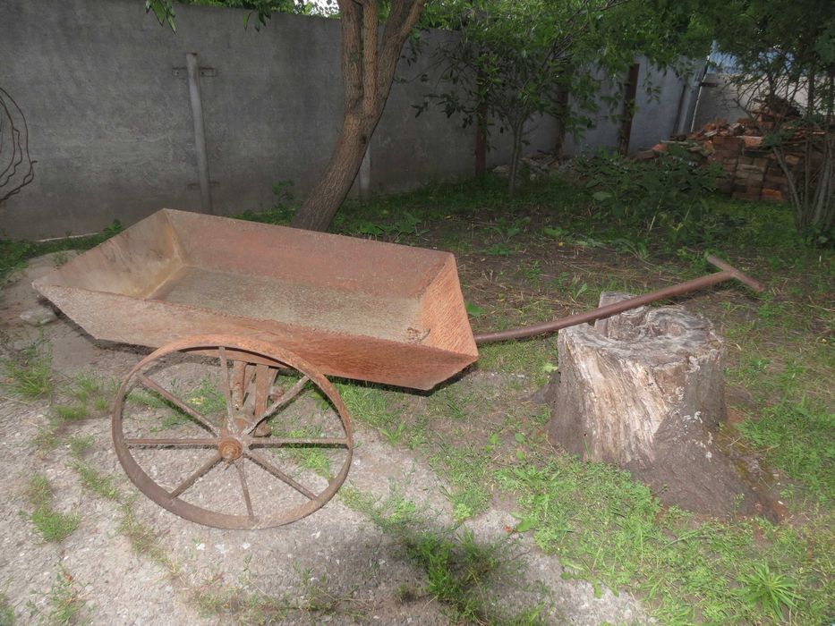 Саморобний, міцний вантажний візок.