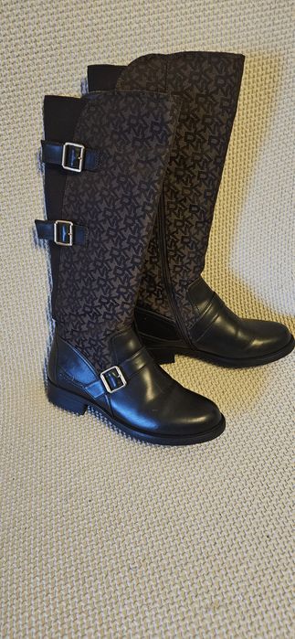 Botas cano alto DKNY de cor castanho