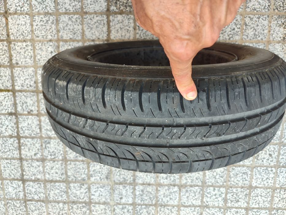 Roda peugeout  ,ou Saxo  com pneu ,tenho uma Fiat uno