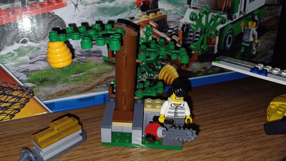 конструктор Lego  Пограбування біля гірської річки 409 деталей (10864)
