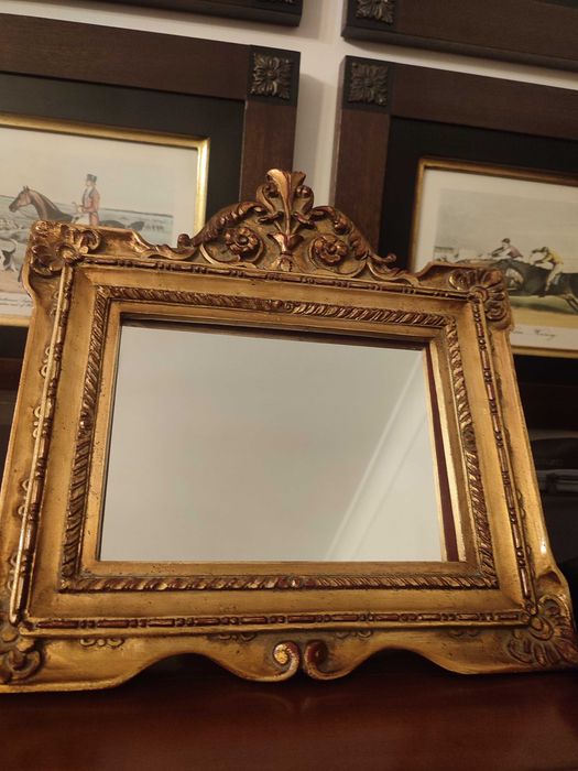 Espelho dourado suporte tipo moldura