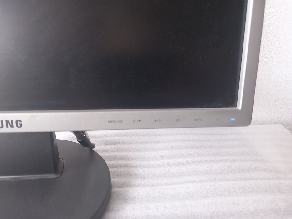 Monitor Samsung 943 NW
