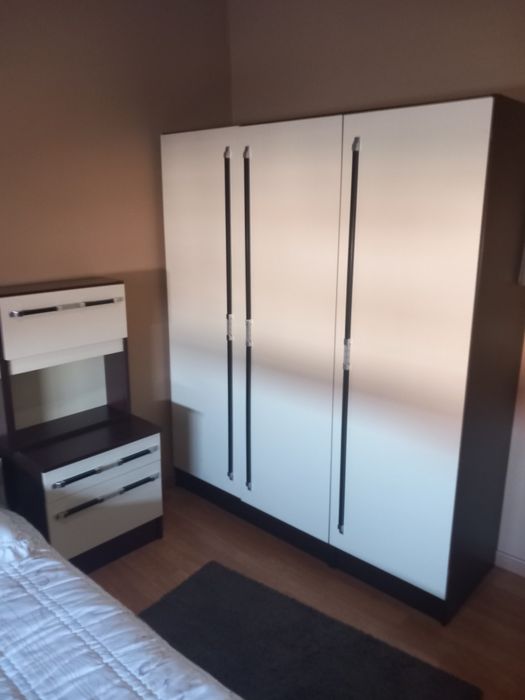 Vendo mobília de quarto de casal 100€ cada quarto e vendo,  mobília de sala com mesa que abre e tem 6 cadeiras 200€