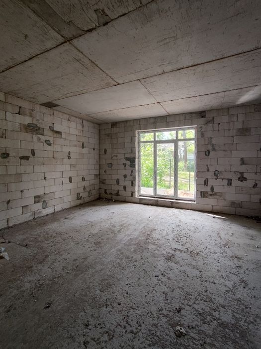 Крайній таун з великою ділянкою в центрі Бучі, дуже гарна тераса