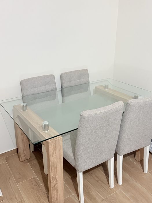 *Mesa de Jantar com Tampo em Vidro + 4 Cadeiras*