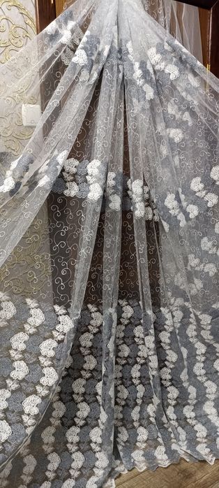 Продам  шикарні нові тюлі з сірою вишивкою