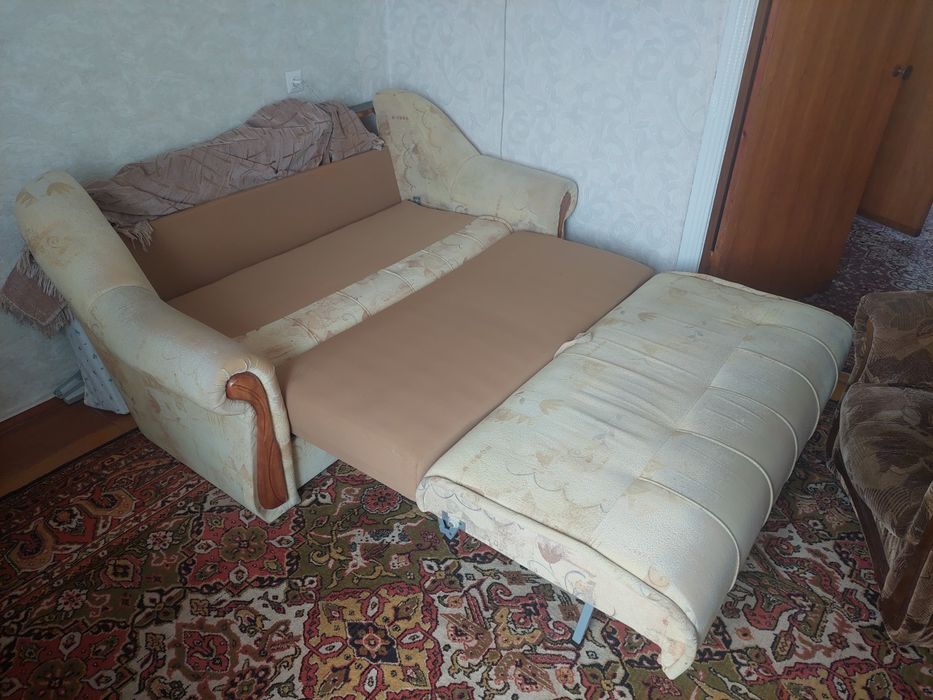 Диван в доброму стані.