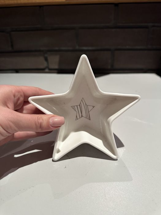 ceramiczna miska w kształcie gwiazdy z szarymi paskami