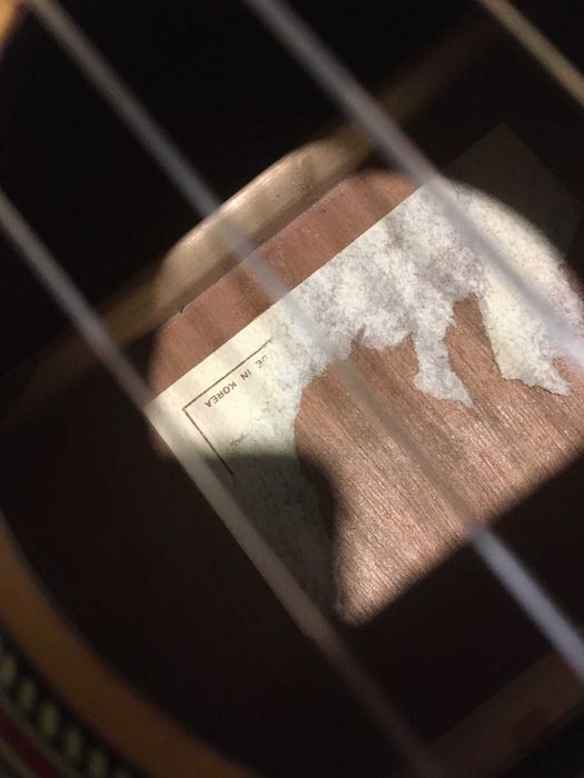 Продам корейську класичну гітару з кофром