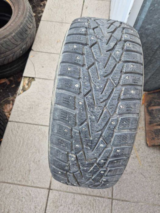 Продам шиповану шину  Nokian  185/55 R15
