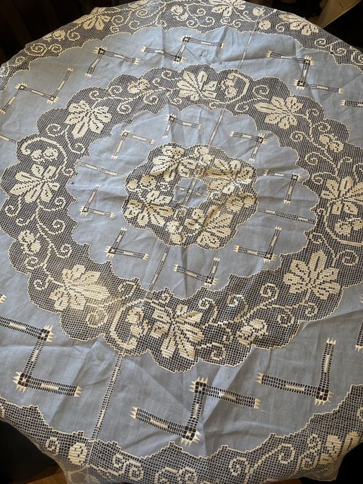 Stary obrus na okrągly stół z koronką.