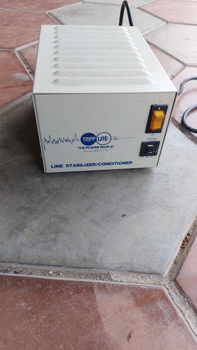 Мережевий стабілізатор 1000w TrippLite сетевой стабилизатор напряжения