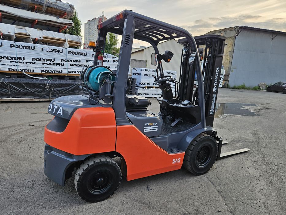 Вилковий навантажувач Toyota 2,5 т газ/бензин. Вилочный погрузчик Тойота б/у