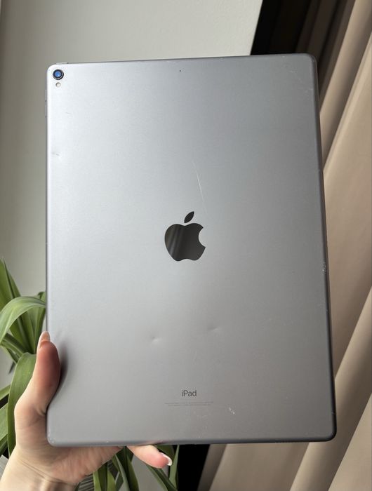 Apple iPad Pro 12.9" (2 Gen)(64 GB) Wi-fi