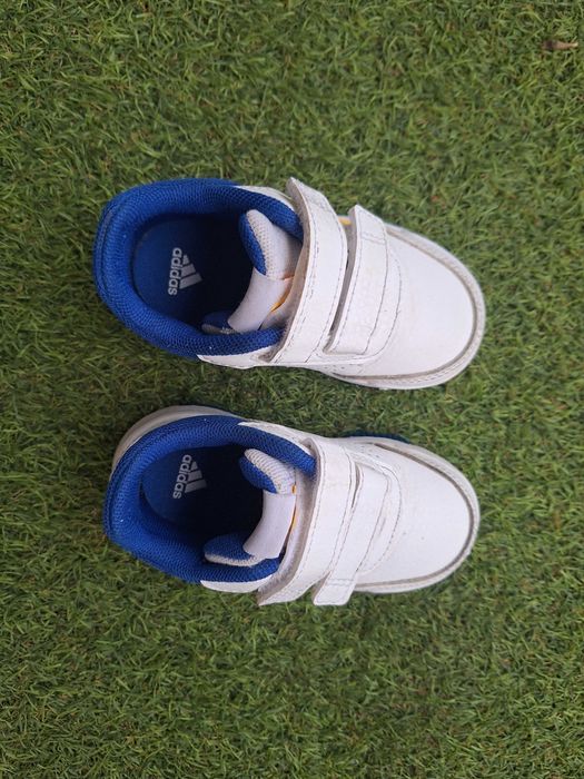Buty sportowe firmy Adidas chłopięce rozm. 22.