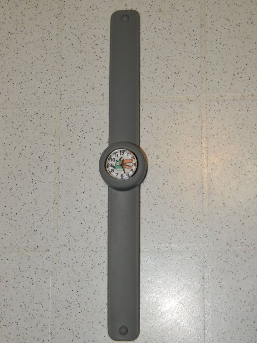 Детские часы с туканом в серой оправе.