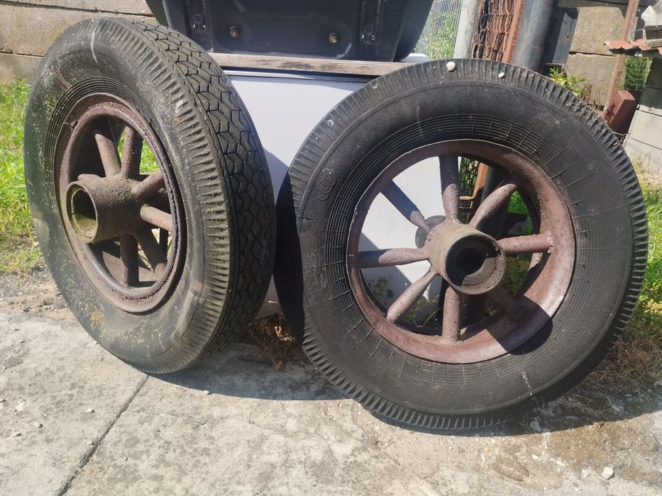 Stare koła II wojna od pojazdu wojskowego