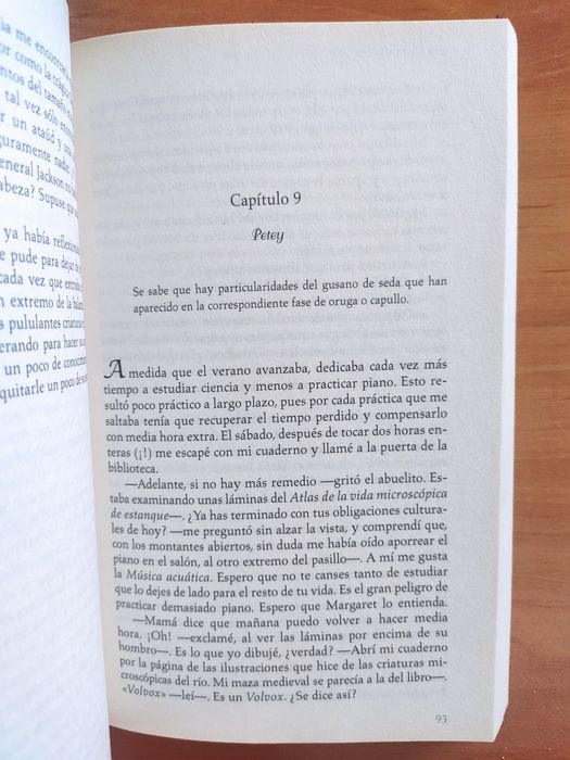 Livro "A Seleção" e "A Evolução de Calpurnia Tate" em espanhol