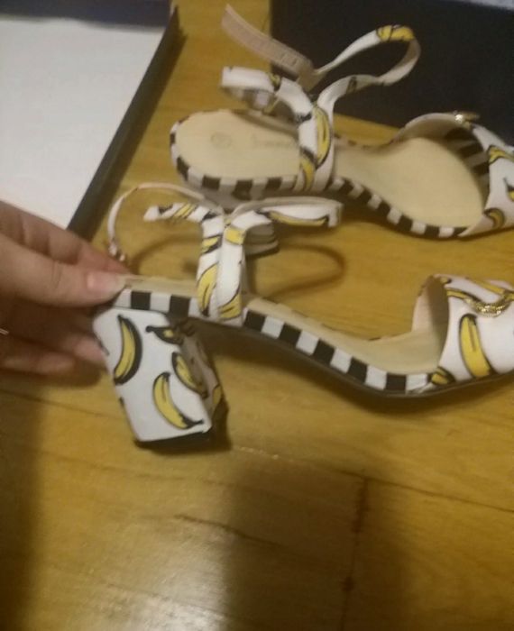 Sandały obcasy w banany