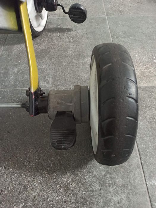 Triciclo Feber com rodas de borracha