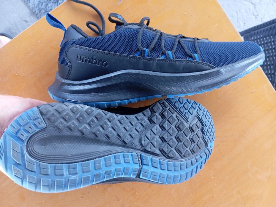 Buty Umbro Dakari r 43  wkładka 27.5cm