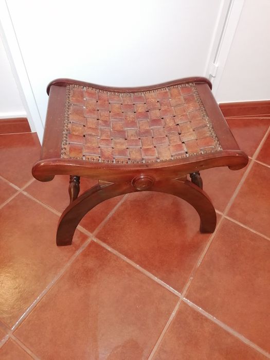 Banqueta vintage com marcas de uso