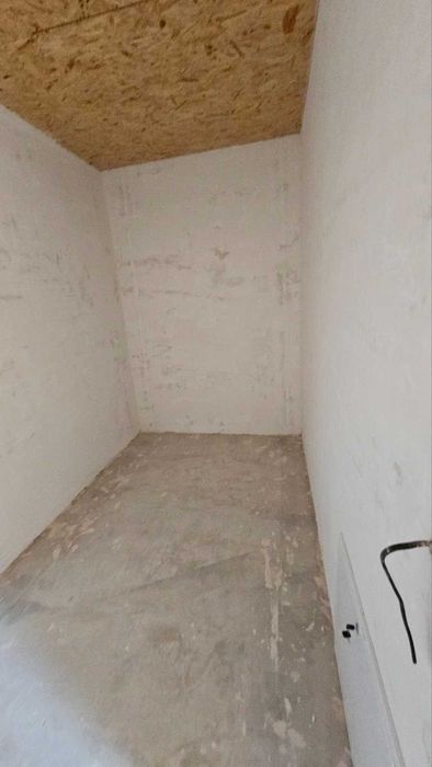 2 к. квартира 85 кв.м. під чистову, розводки, газ. Поряд озеро.