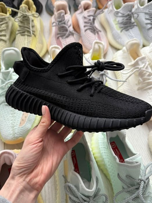 Черные кроссовки