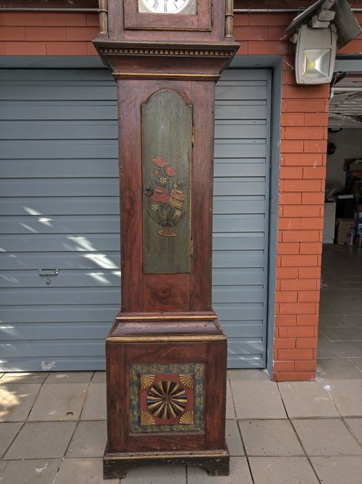 Relógio antigo pé alto