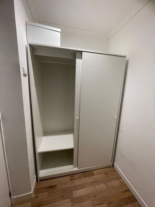 Roupeiro com portas deslizantes como novo