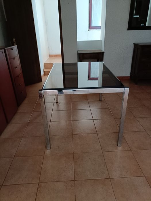 Mesa de vidro para 6 lugares com 4 cadeiras