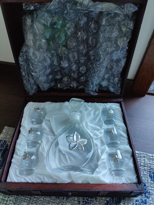 Conjunto de garrafas e copos licor