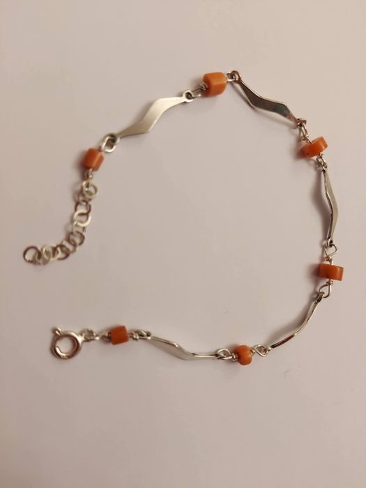 Srebrna bransoletka z koralem szlachetnym