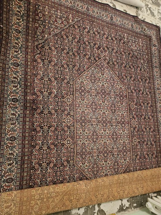 Prawdziwy dywan orientalny z naturalnych materiałów.