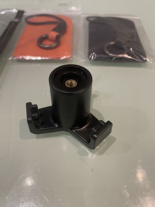 Гачок в багажник Тесла 3