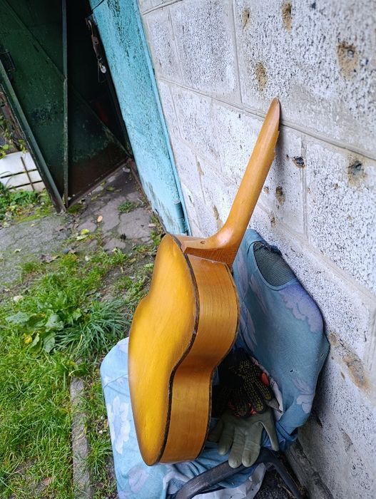 Продам  шестиструнную  гитару