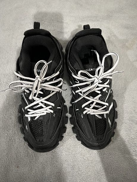 Balenciga track