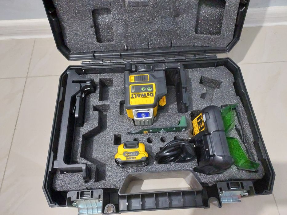 Dewalt Лазерний уровень в кейсе с аккумулятором 2 Ач DeWALT DCE0811D1G