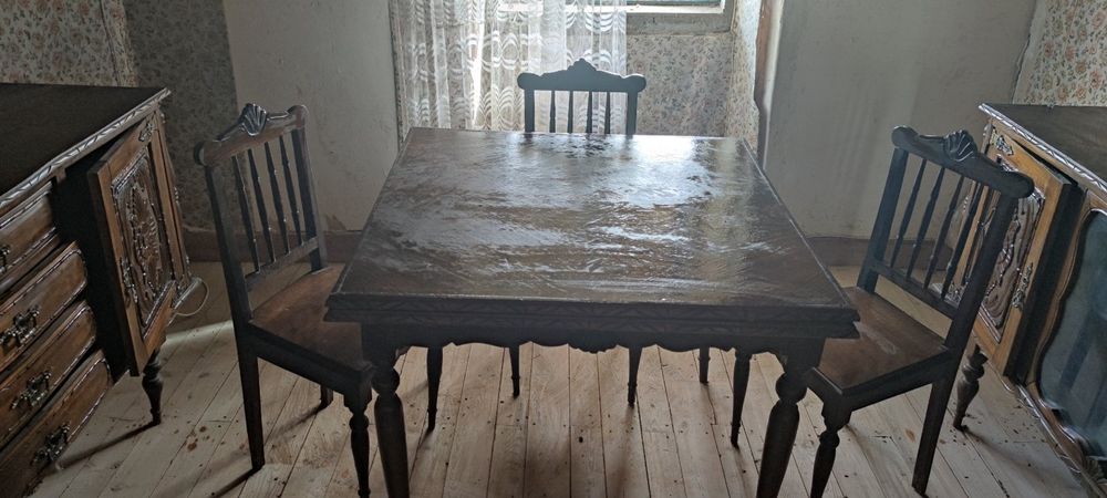 mesa e caderas antiga