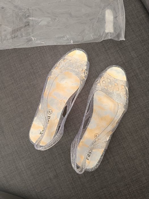 Vendo sandálias novas