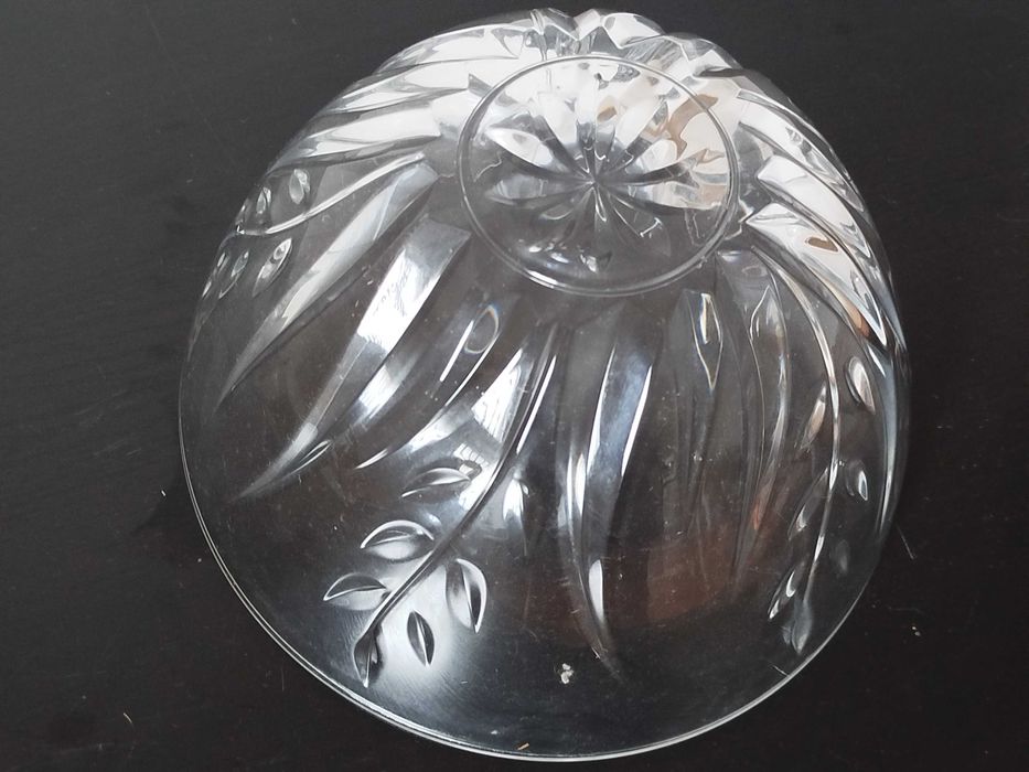 Peça de decoração de centro de mesa e com forma circular.em cristal