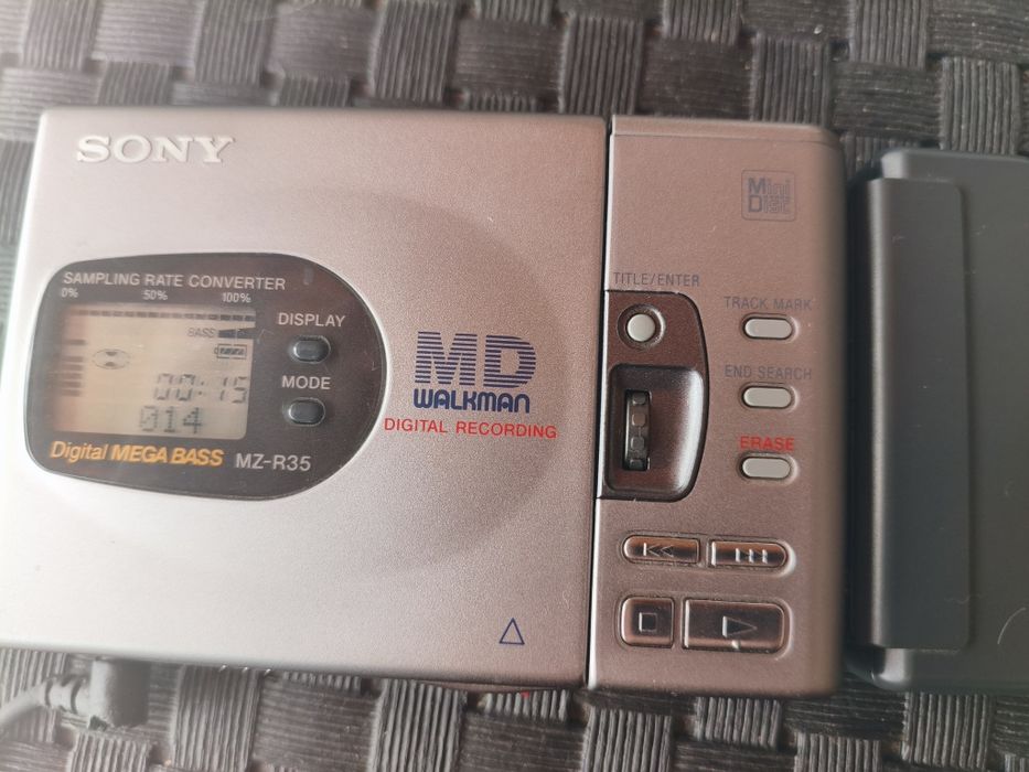 Sony MiniDisc Walkman MZ-R35 + 9 MiniDiscs 74 min + bateria + earphones originais