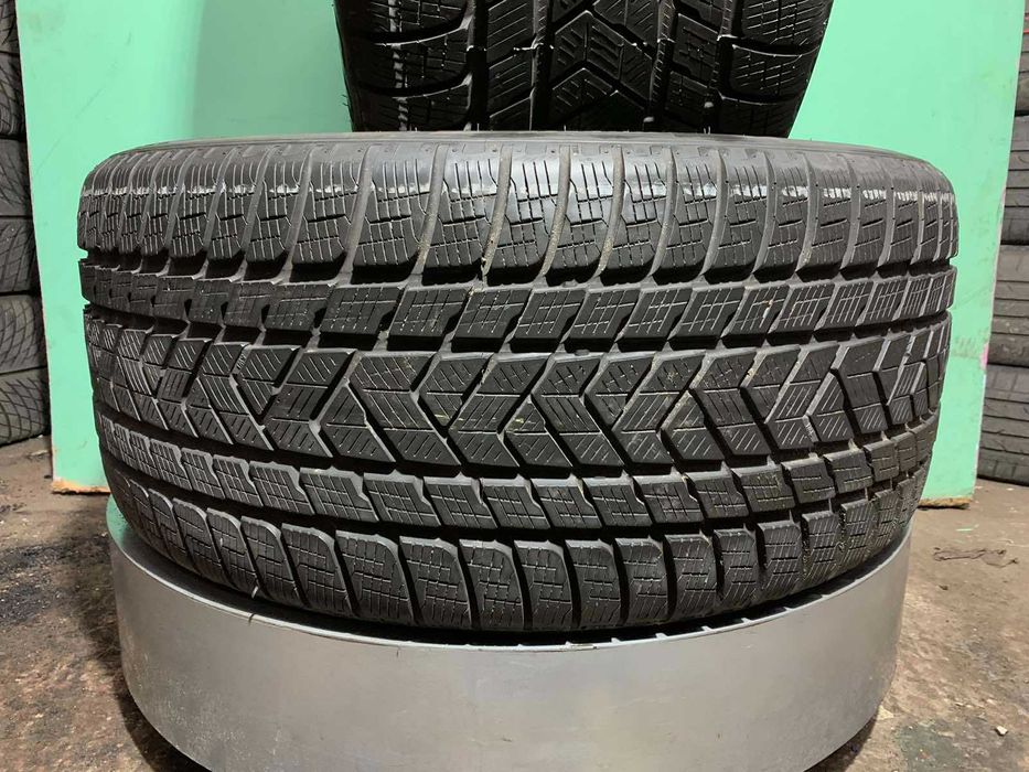 295/35/21 Pirelli Scorpion Winter  MO1