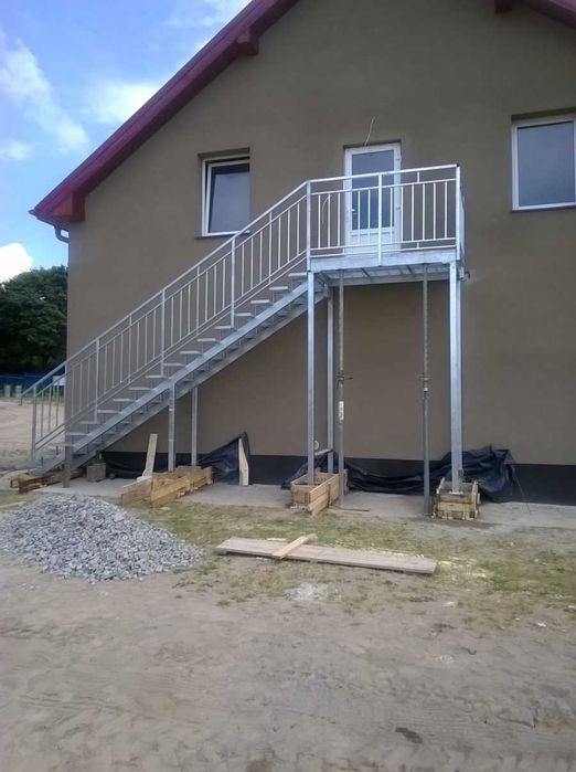 Schody metalowe konstrukcje stalowe zadaszenia wiaty balustrady bramy
