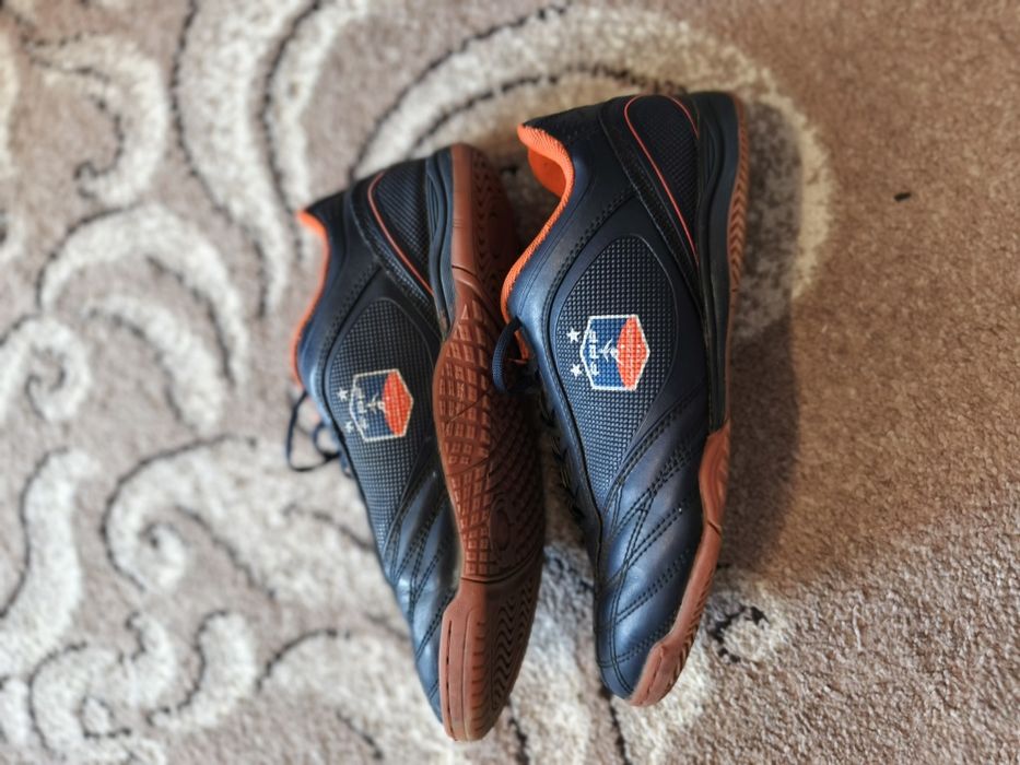 Продам футзалки Demax