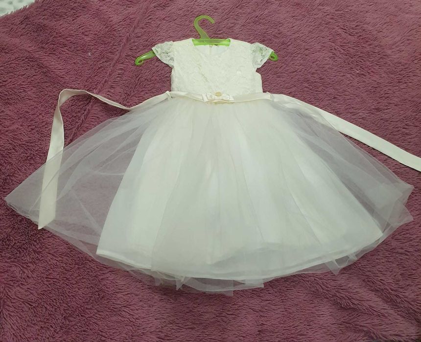 Нарядное  платье 3-5 лет в идеальном состоянии