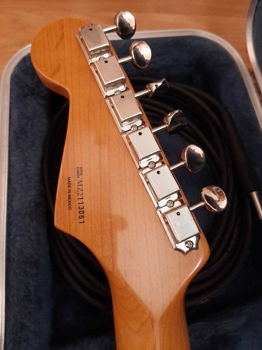 Fender Standard Stratocaster 2002 – Candy Apple Red (COMO NOVA)